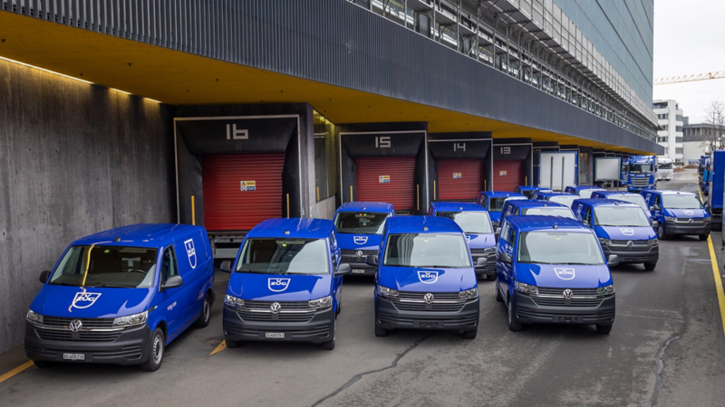 VW Transporter von V-Zug stehen schön aufgestellt nebeneinander