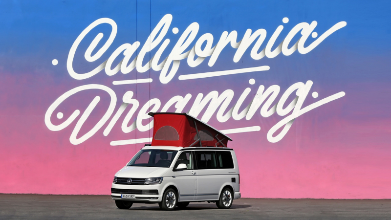 En hvid California med teltet slået op og teksten "California Dreaming" i baggrunden