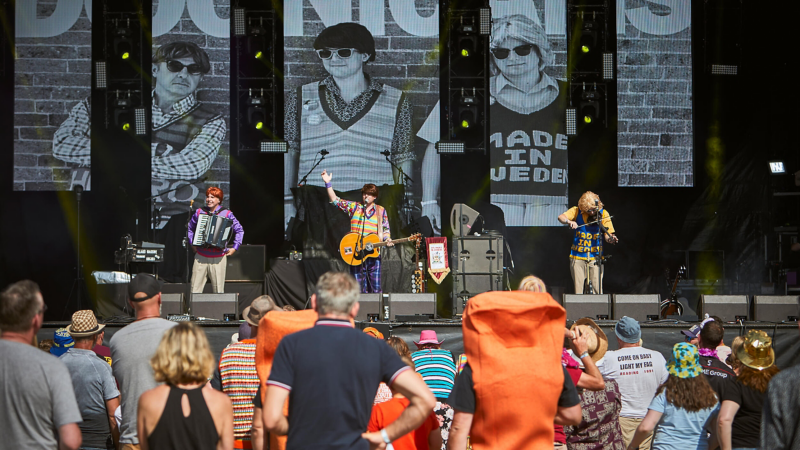 Crowds watching a band at the Camper Calling 2021 festival