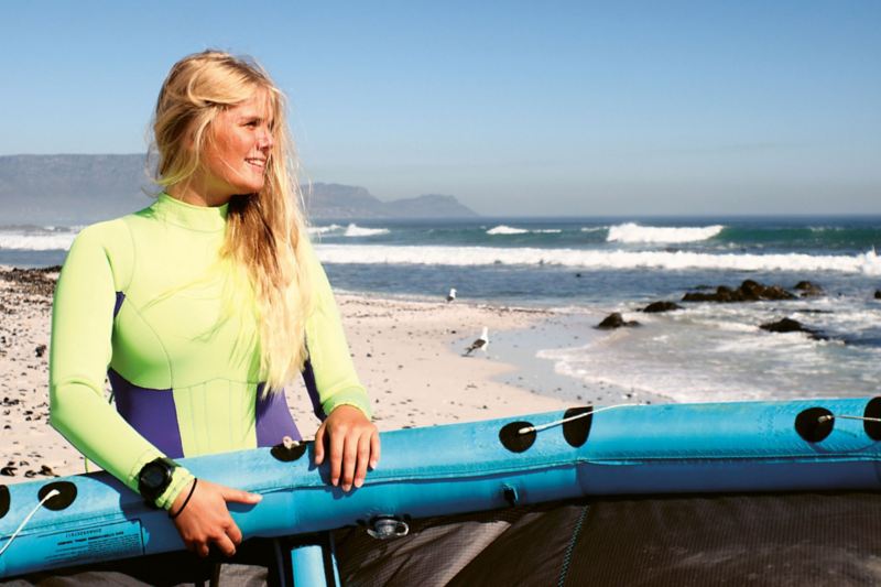 Ottilia Söderström med surfbrädan i Sydafrika