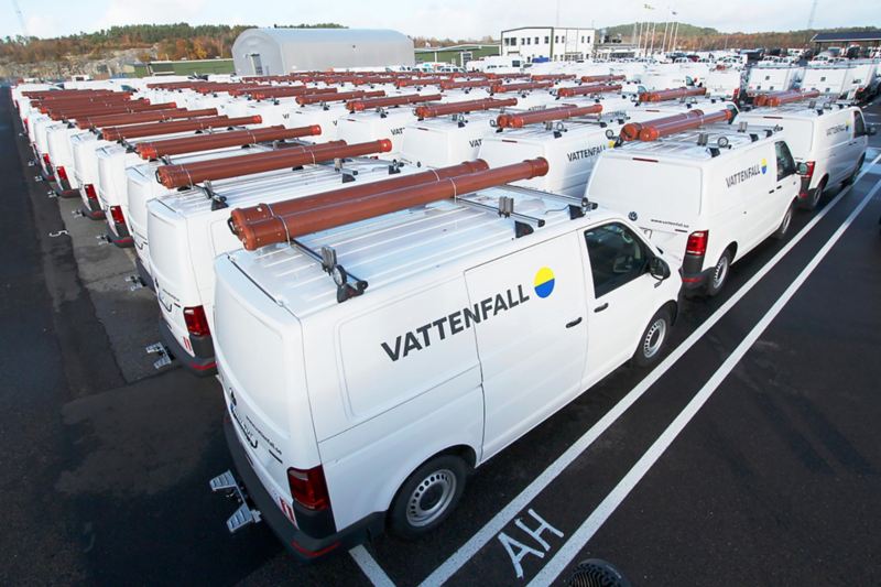 Hundra specialutrustade Volkswagen Transporter klara för leverans vid Bilbyggarna i fordonshamnen Wallhamn