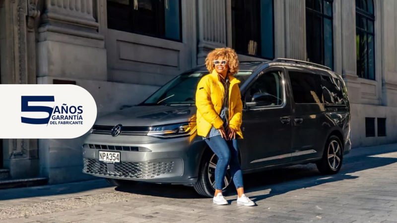 Una furgo VW con el logo de 5 años de garantía