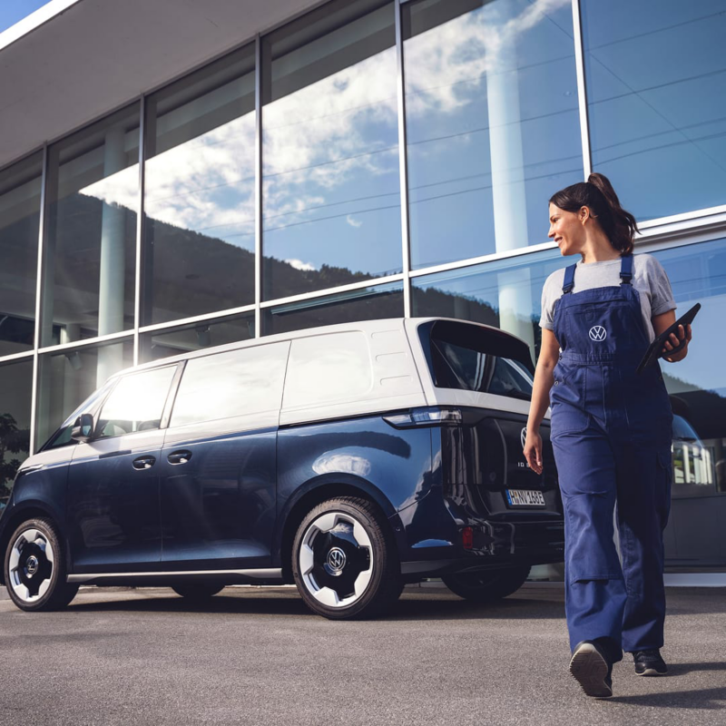 Un agente de servicio técnico de VW con el VW ID. Buzz.