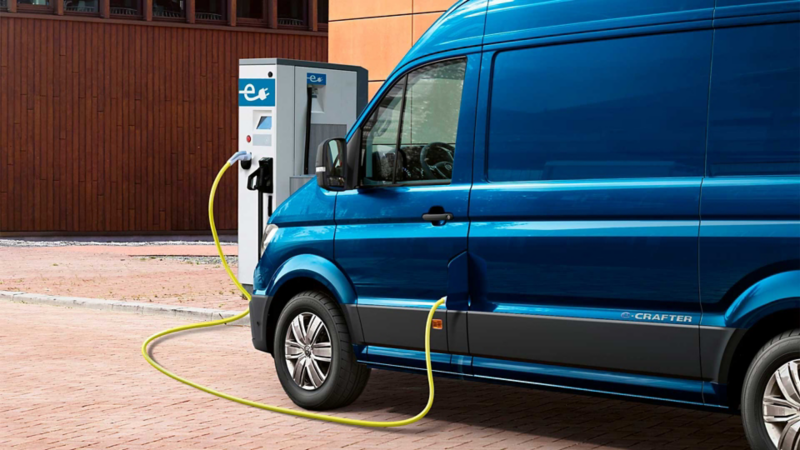 E-Crafter, vehículo comercial de Volkswagen eléctrico llega a México. Van eléctrica en color azul recarga batería.