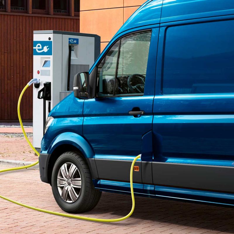 E-Crafter, vehículo comercial de Volkswagen eléctrico llega a México. Van eléctrica en color azul recarga batería.