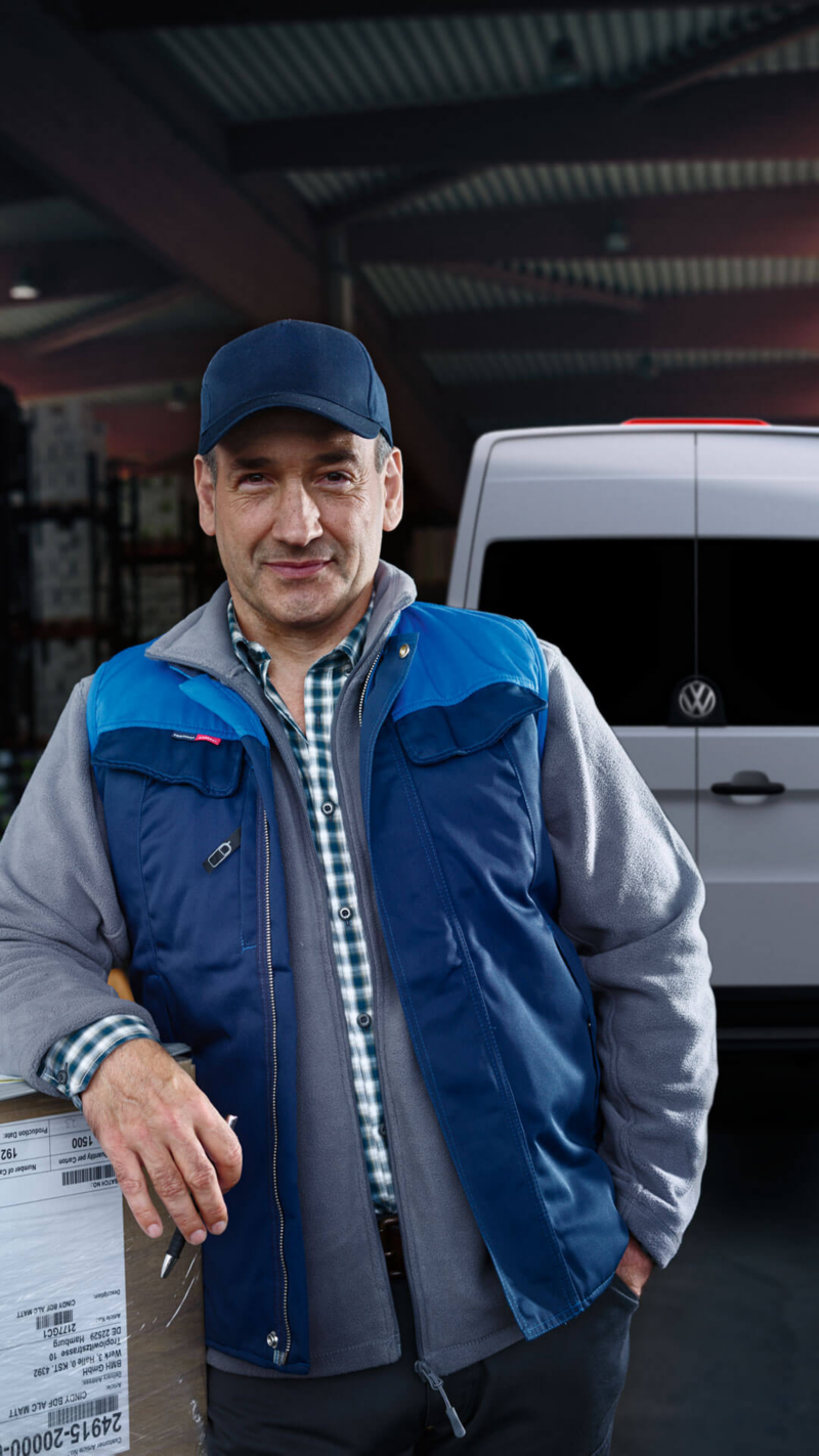 Trabajadores de industria eléctrica de pie en la parte trasera de VW Caddy