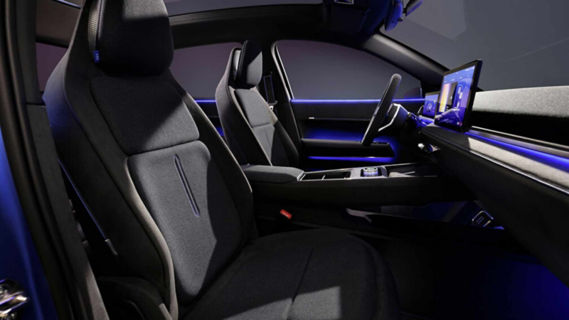 Interior de Volkswagen ID. 2all. Vista a asientos delanteros. 