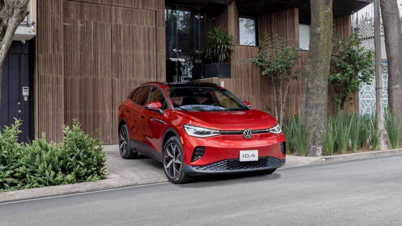 Auto eléctrico de Volkswagen ID.4 en color rojo. Vista frontal de SUV. 