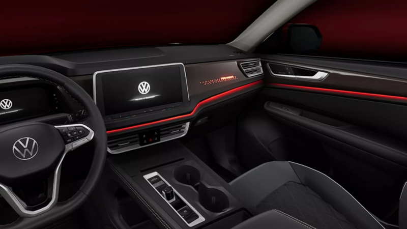 Interior de un auto Volkswagen. Panel central, volante y pantallas de Golf GTI 2025. 