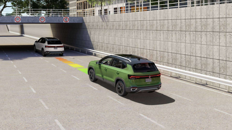 Render de SUV Taos muestra funcionamiento del control de velocidad crucero.