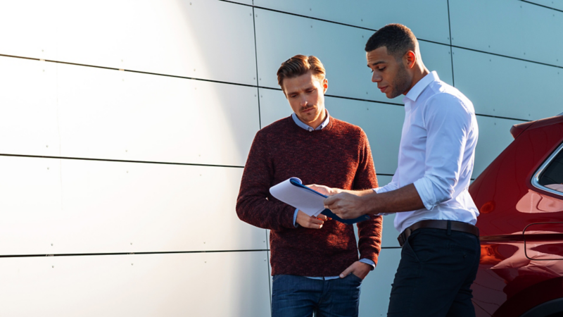 un conseiller et un client lisant un document