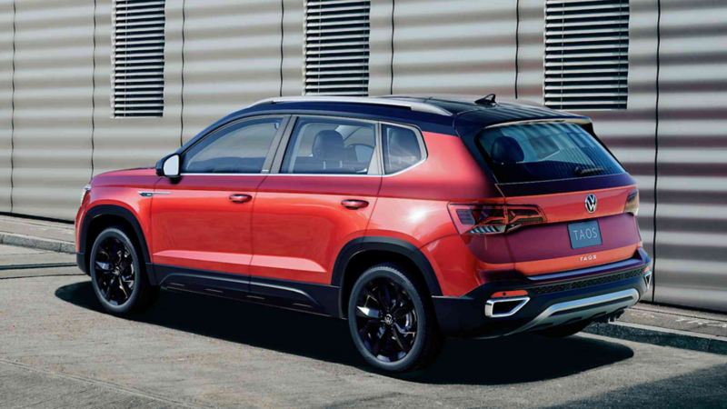 Taos 2024, SUV mexicana hecha en Volkswagen Puebla, en color rojo y toldo negro. 