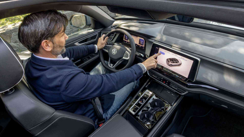 Conductor de Teramont toca la pantalla antes de iniciar un viaje.