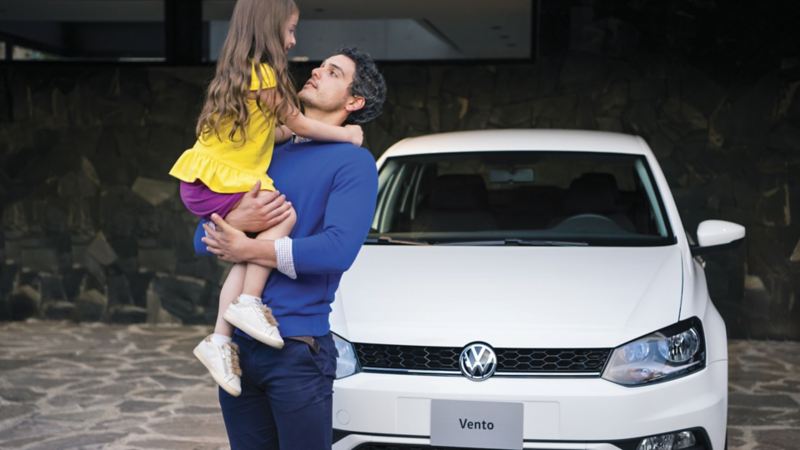 Vento 2020, vista de frente del auto sedán con interior amplio de Volkswagen México