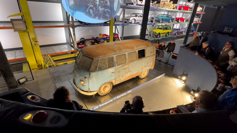 der alte VW Bulli ausgestellt