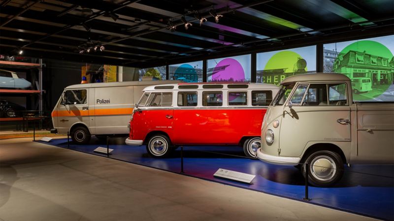 Diversi autobus VW parcheggiati uno accanto all'altro in occasione della mostra per l'anniversario della VWNF al Museo dei Trasporti