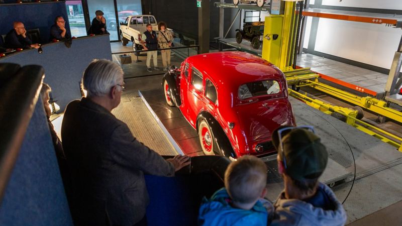 Der VW Käfer wird auf einer speziellen Bühne präsentiert
