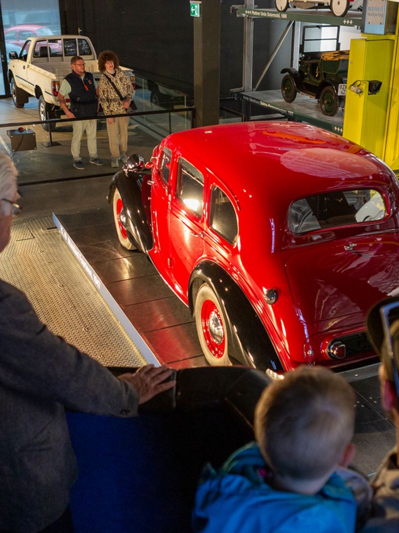 Der VW Käfer wird auf einer speziellen Bühne präsentiert