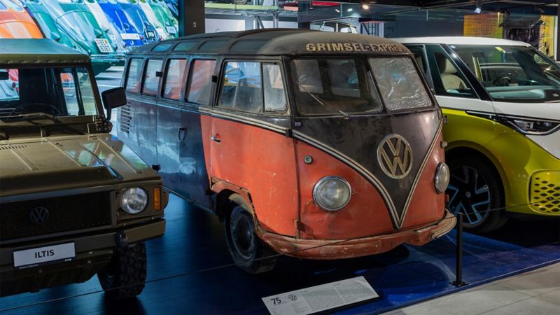 Plusieurs bus VW sont exposés côte à côte à l'occasion du jubilé de VWNF au Musée des Transports.