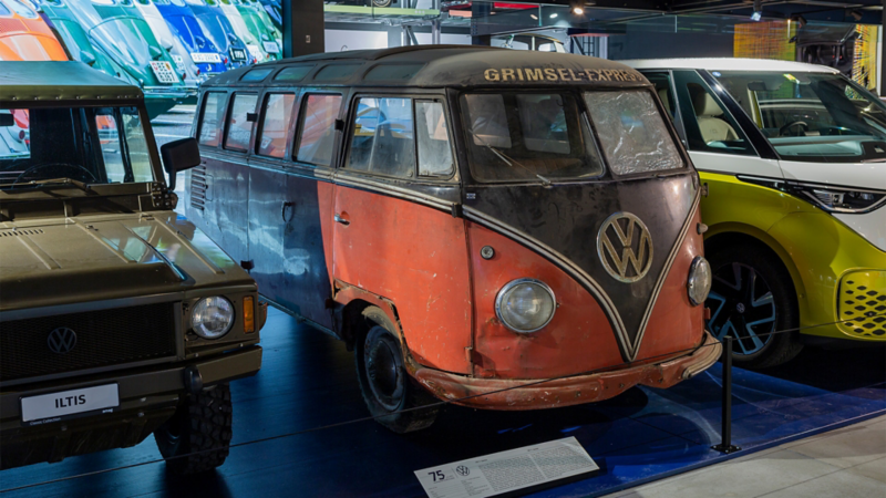 Mehrere VW Busse stehen nebeneinander an der Jubiliäumsaustellung von VWNF im Verkehrshaus