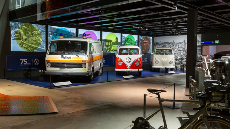 Mehrere VW Busse stehen nebeneinander an der Jubiliäumsaustellung von VWNF im Verkehrshaus
