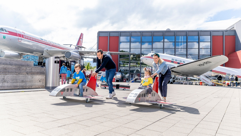 Eine Familie spielt vor dem Verkehrshaus