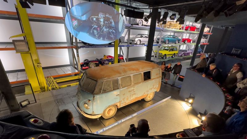 Un vecchio autobus VW si trova sul palcoscenico dell'Autotheatre del Museo Svizzero dei Trasporti