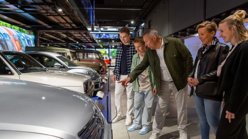 Besucher schauen sich die VW Modelle an