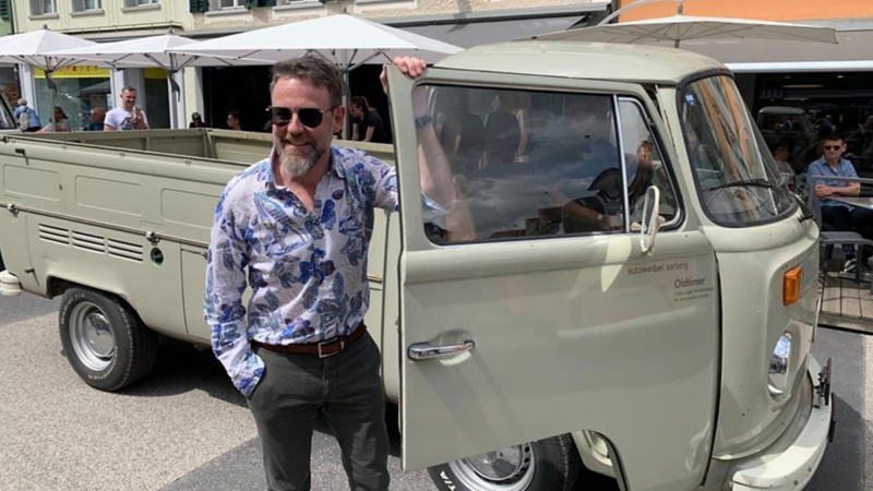Nik Hartmann steht neben einen alten VW Modell