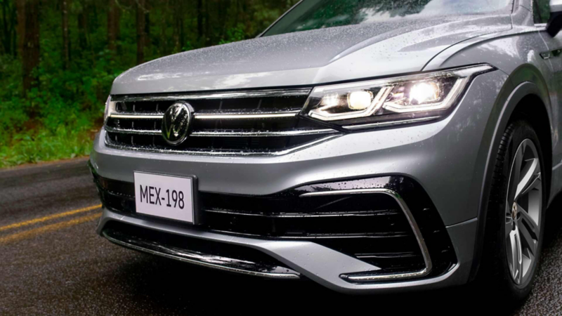 Parrilla central de Tiguan 2024 con luces de día encendidas. 