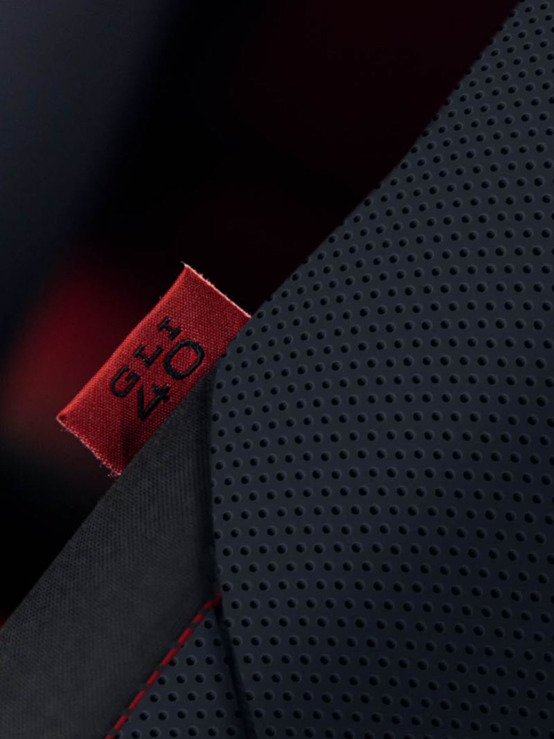 Etiqueta de GLI 40 Aniversario en los asientos del sedán deportivo de Volkswagen. 