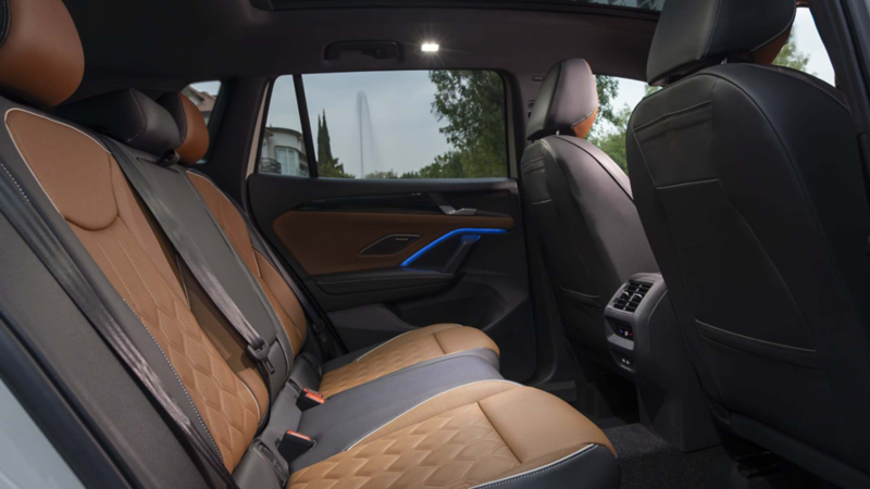 Asientos en segunda fila dentro de Volkswagen Tiguan 2025, en forro bitono. 