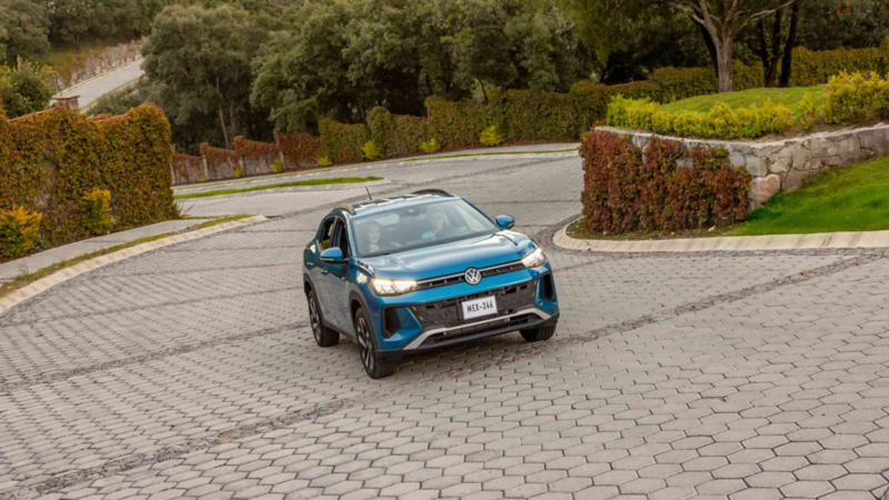 Camioneta SUV de Volkswagen en color azul sube pendiente adoquinada. 