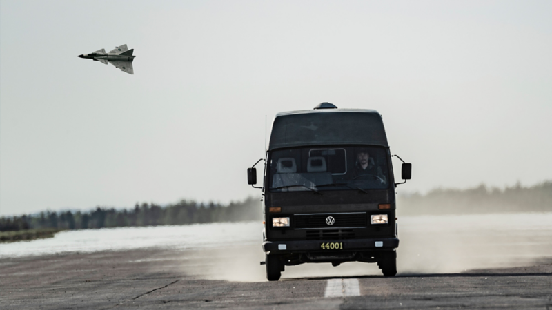 Viggen servas av en Folkabuss