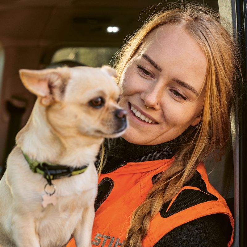 Viktoria Carstens och hunden Stanley i en VW Multivan e-Hybrid