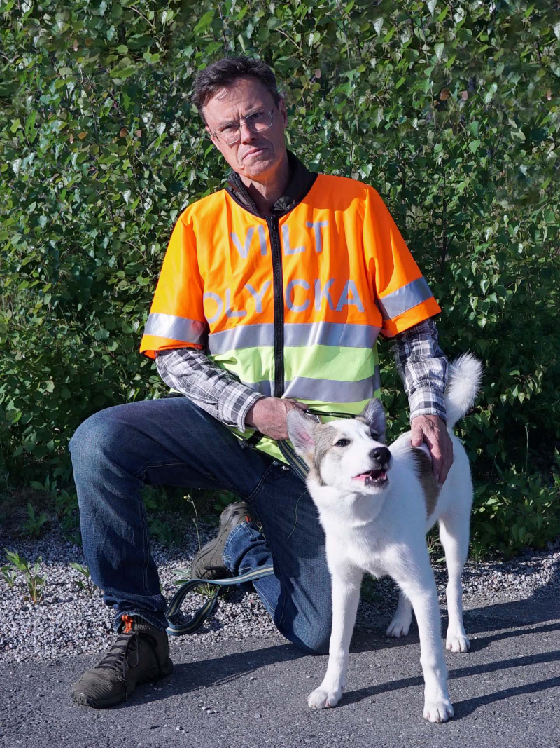 Eftersöksjägare Torkel Norling tillsammans med sin spårhund