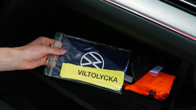 Reflexremsa för viltolyckor i handskfacket på en Volkswagen