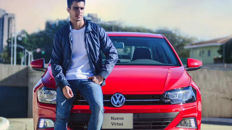 Hombre frente a Nuevo Virtus 2020 adquirido a través de plan financiero Volkswagen Ya