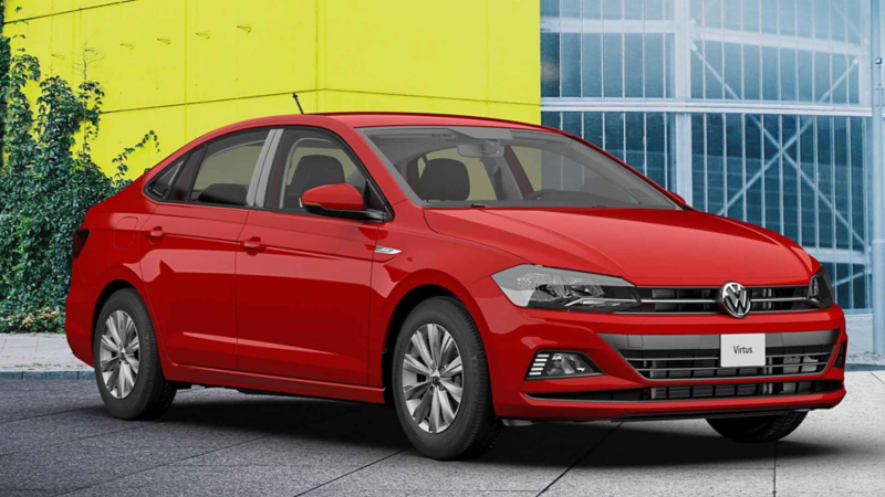 Volkswagen Virtus 2022. Sedán en color rojo a las afueras de edificio. 