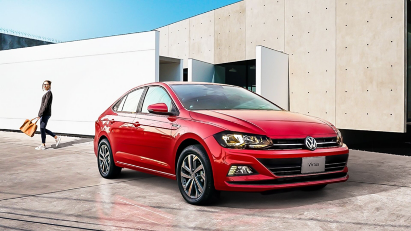 Imagen de Virtus 2022 de Volkswagen en color rojo afuera de un edificio