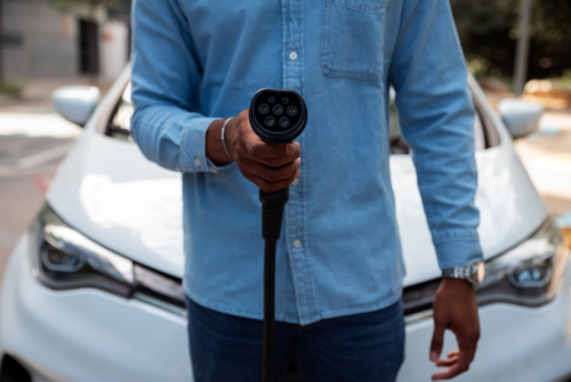 Vista frontal de hombre con cargador