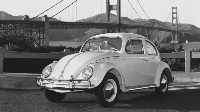 Vocho, el auto clásico de VW estacionado cerca de Golden Gate en San Francisco.