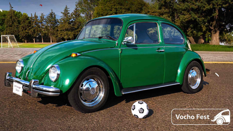 Vocho de color verde en campo de futbol con balón. 