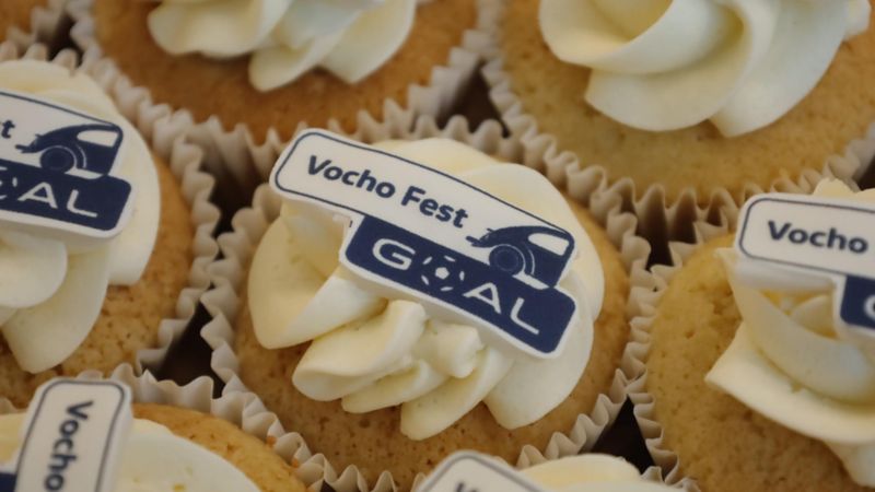 Cupcakes decorados con letreros de Vocho Fest y edición Goal de Volkswagen.