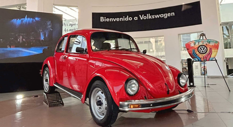 El Vocho que sobrevivió al huracán Otis en Acapulco. Conoce la historia viral de este sedán y su reconstrucción.