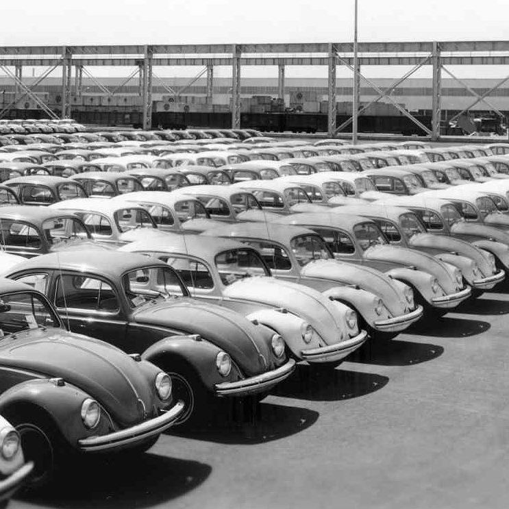 Vochos estacionados en planta Volkswagen