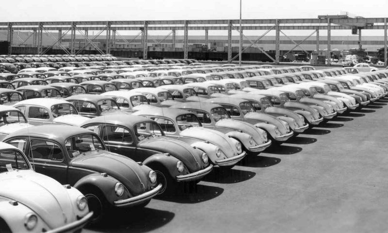 Vochos estacionados en planta Volkswagen