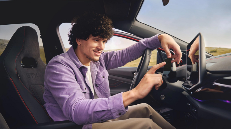 Une homme appuyant sur l'écran d'une VW