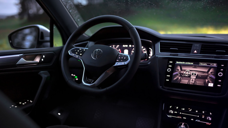 Volante multifunciones de Volkswagen, con vista a Digital Cockpit y pantalla táctil. 