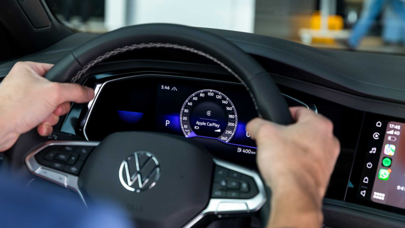 Volante de Jetta 2023 de Volkswagen, con Digital Cockpit al fondo.